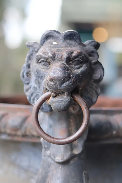 Aldaba de bronce con forma de cabeza de león