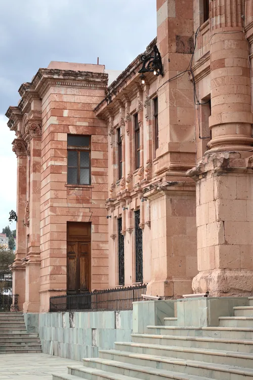 Edificio de cantera rosa con escalinata