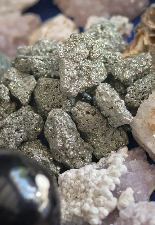 Minerales en bruto de tonos verdes y blancos
